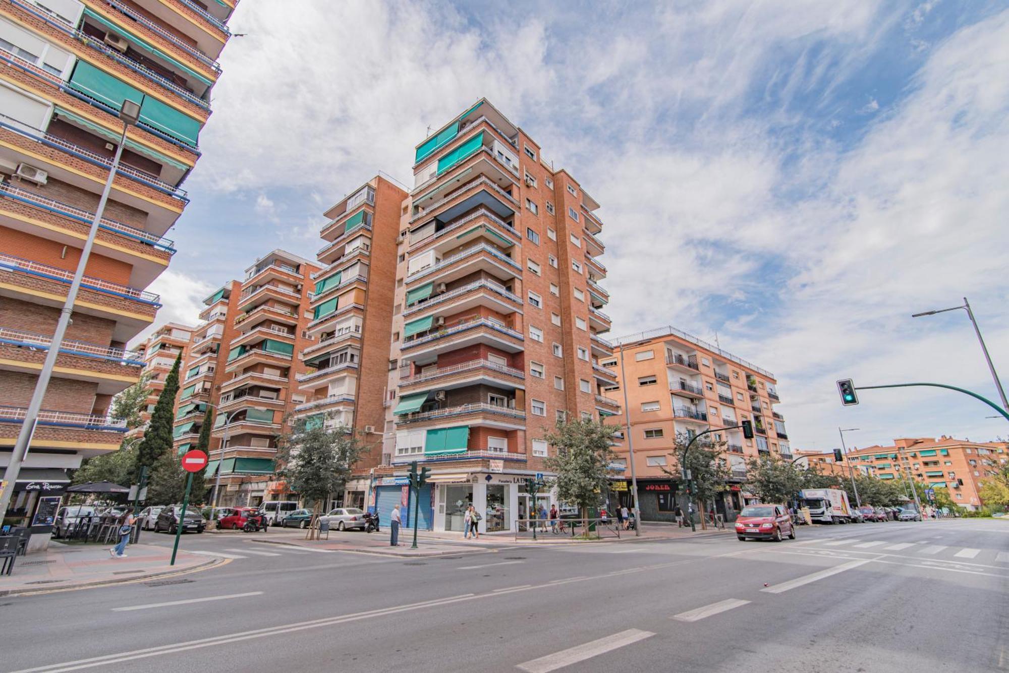 Delfin Retreat Con Terraza Junto A Parada De Metro グラナダ エクステリア 写真